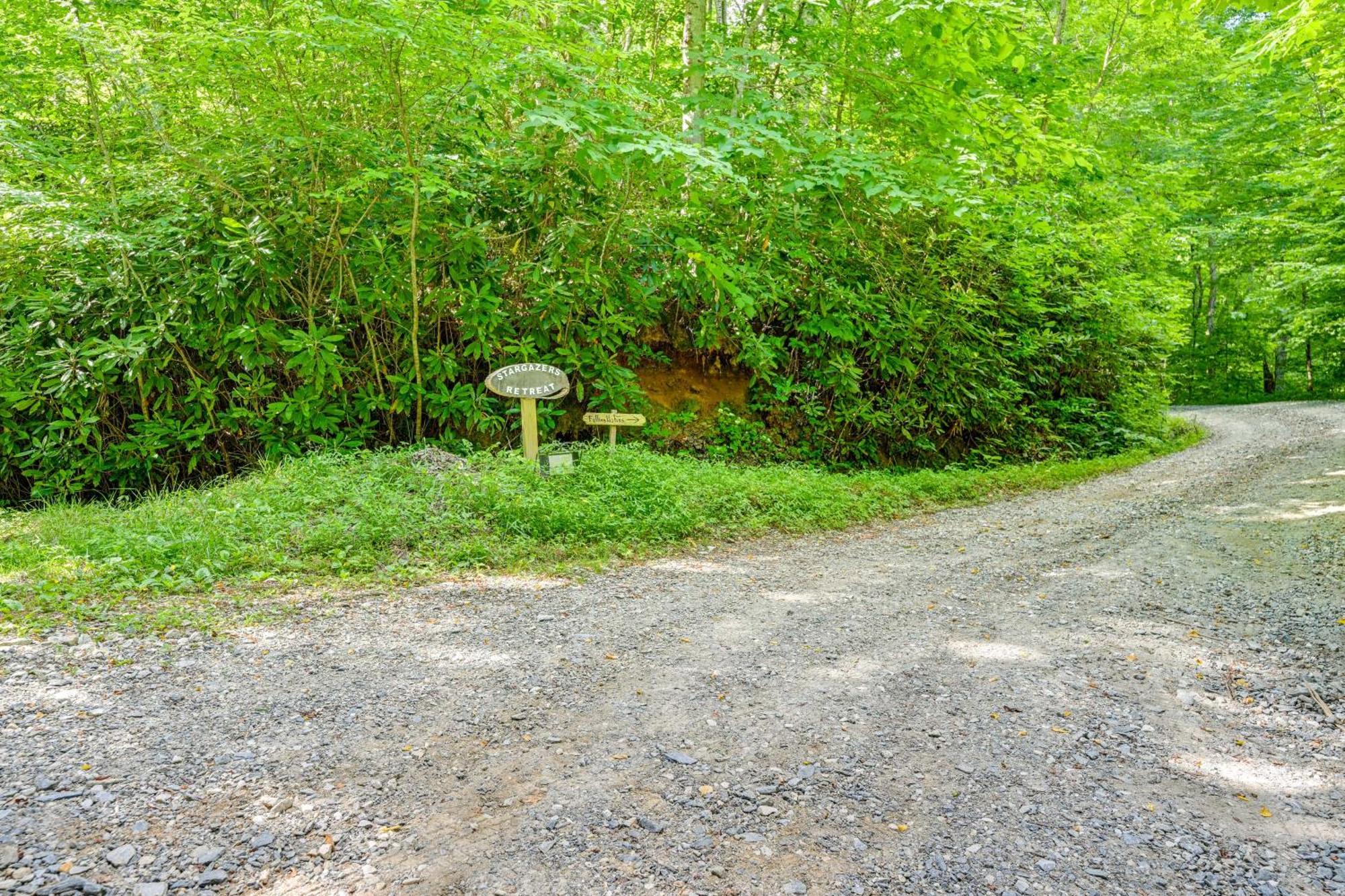 Pet-Friendly Bryson City Cabin With Fire Pit And Deck! Exterior photo