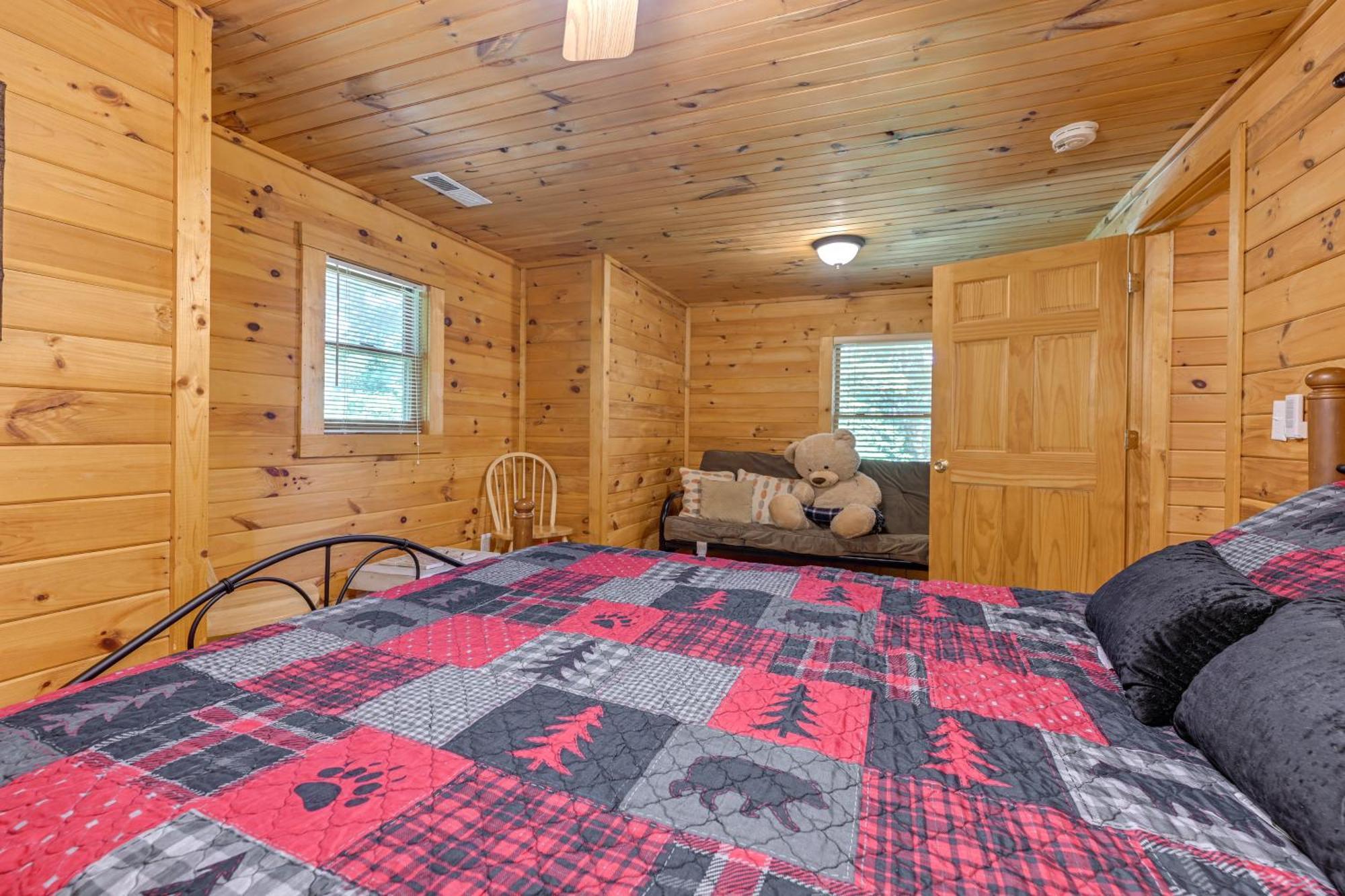 Pet-Friendly Bryson City Cabin With Fire Pit And Deck! Exterior photo